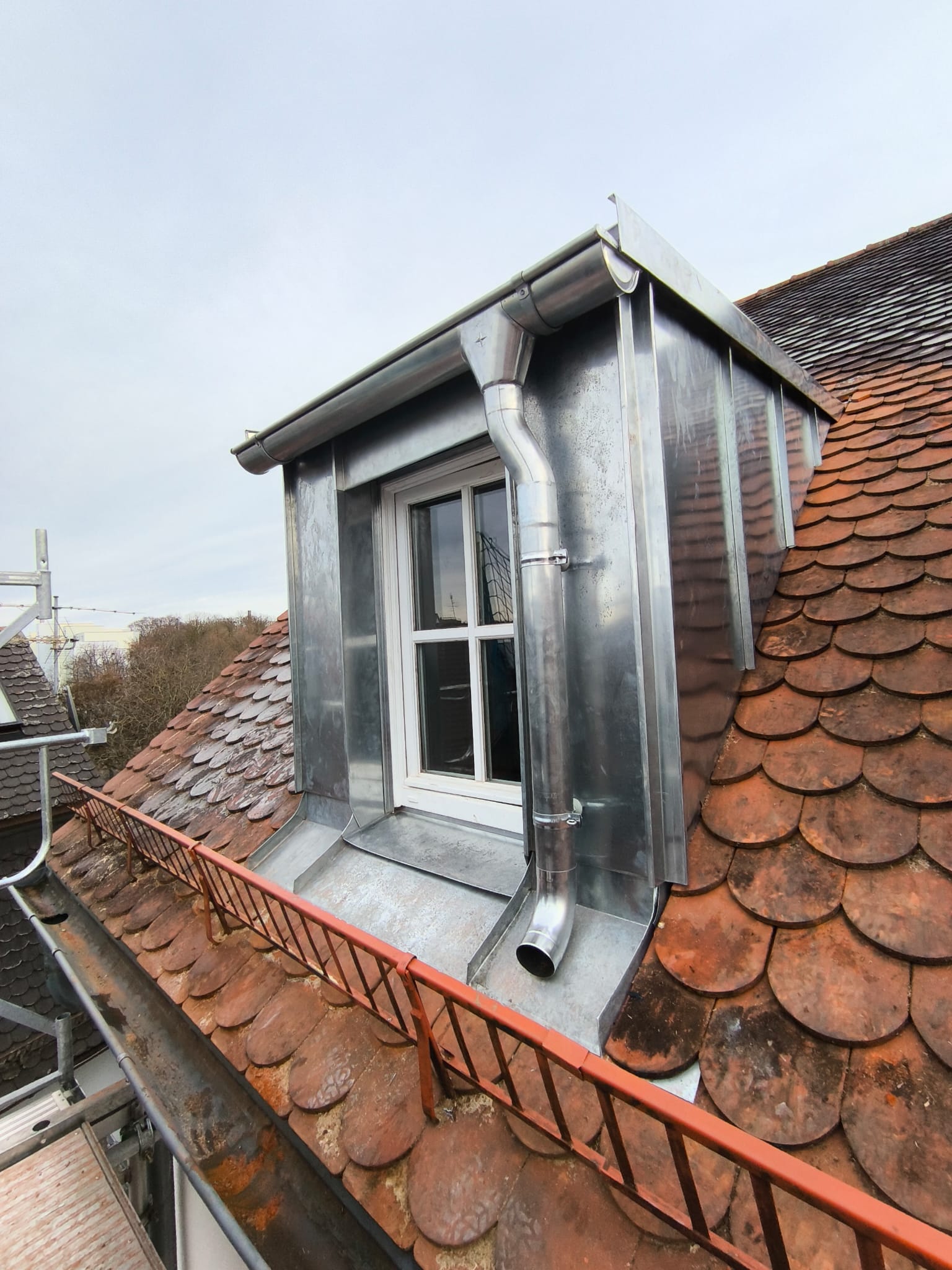 Spengler-Arbeit, Zinkverblechung an Gaube mit handgefertigtem Fallrohr